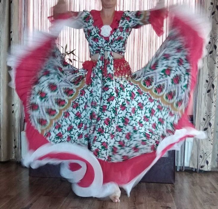 Costum de damă pentru dans tiganesc, pentru scenă și spectacole.