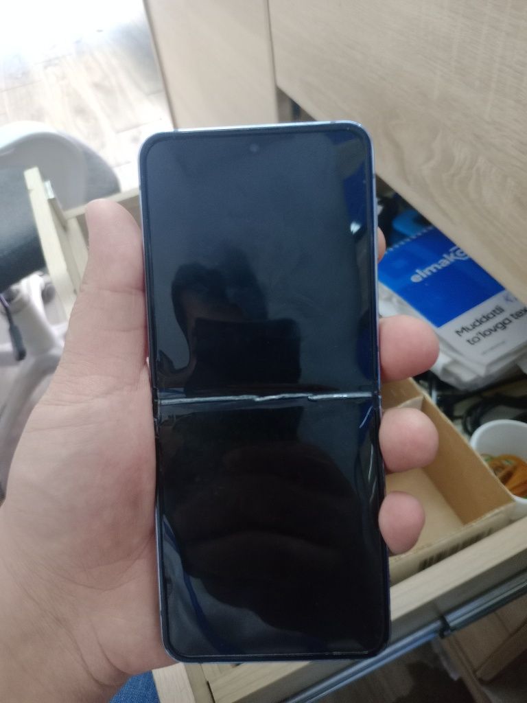 Samsung flip 4  ekran ketgan qolgan hamma joyi ishlaydi
