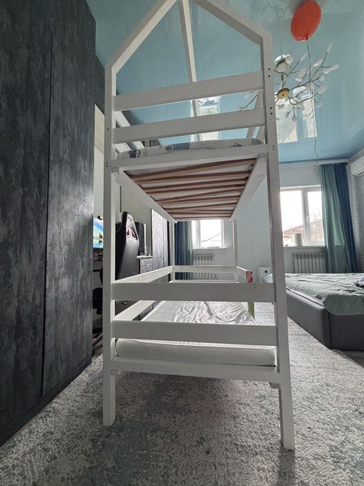 Продам двухярусную детскую кровать