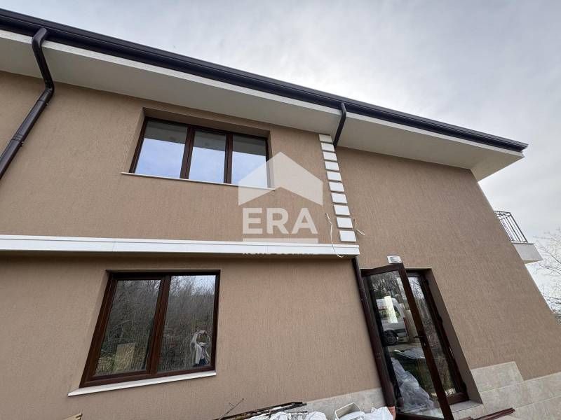 Ексклузивна двуетажна газифицирана къща със сутерен и таван за продажб