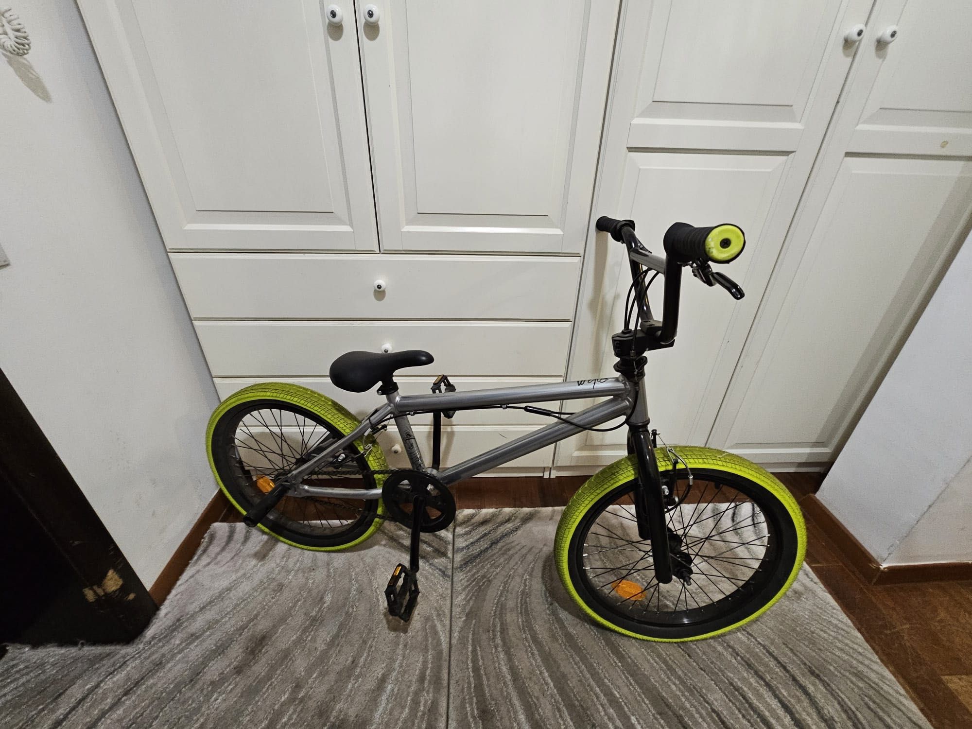 Vând bicicleta BMX