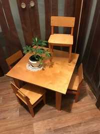 Новый набор детской мебели из четырёх деревянных стульчиков и стола.