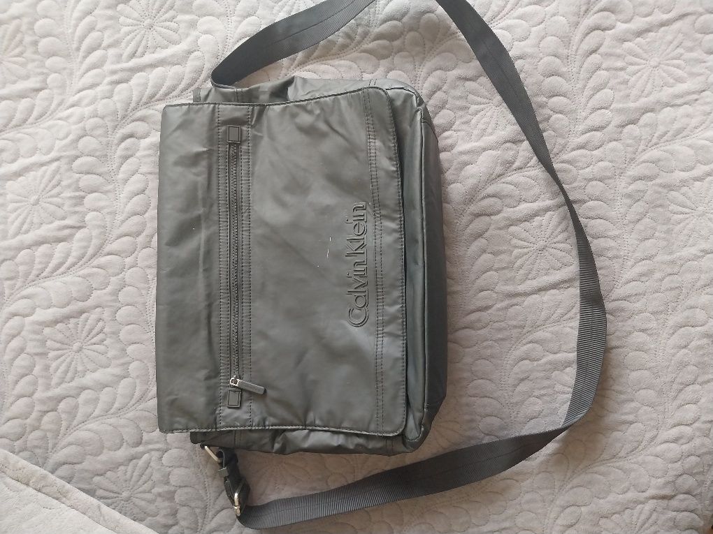 Geanta borseta calvin klein stare bună 200lei