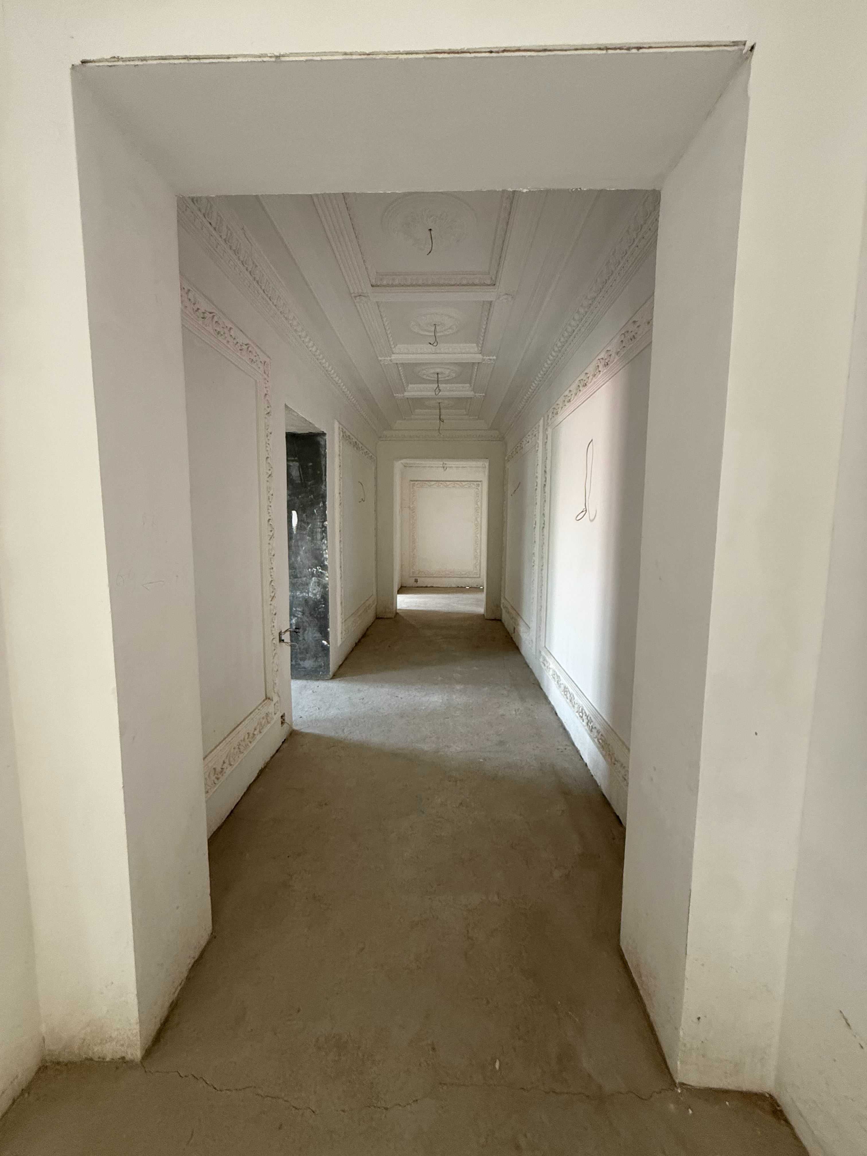 Продаётся просторная квартира 208 м² в 3-этажном доме (вторичка)