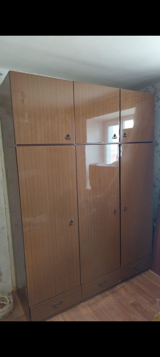 Продам шифонер с антресолью.