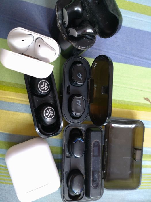 Căști bluetooth diferite mărci și modele