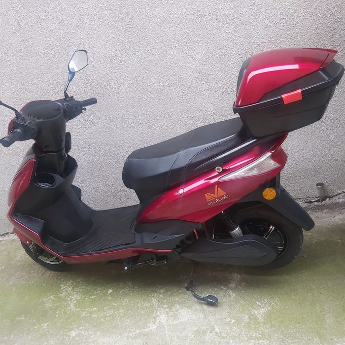 Scuter electric arată și funcționează perfect