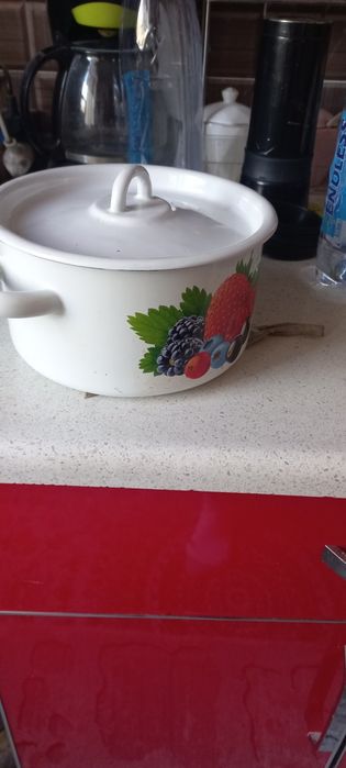 Кастрюля с крышкой,бу,2.0л