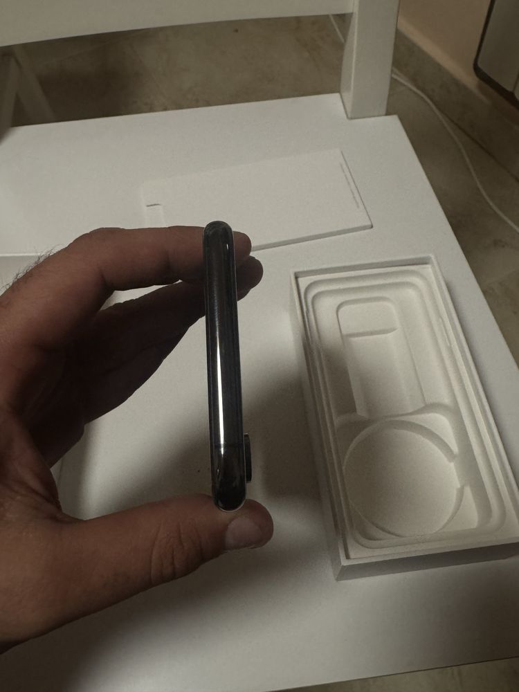 Iphone XS in cutie fara accesorii