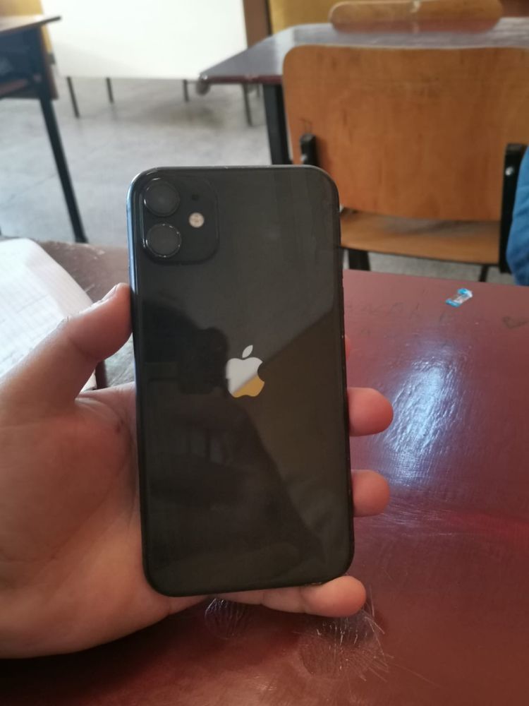 Vând Iphone 11