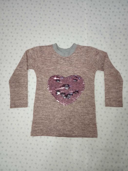 Свитер с сердцем, на 8 - 9 лет.