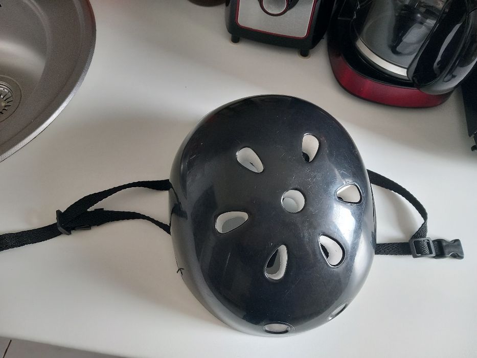 Vând Casca De Protecție Pentru Copii, In Stare Perfecta.