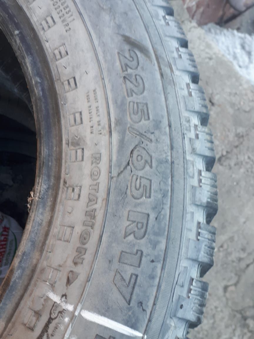 Продам комплект (4 колеса] зимних шин, б/у, размер 225/65R17