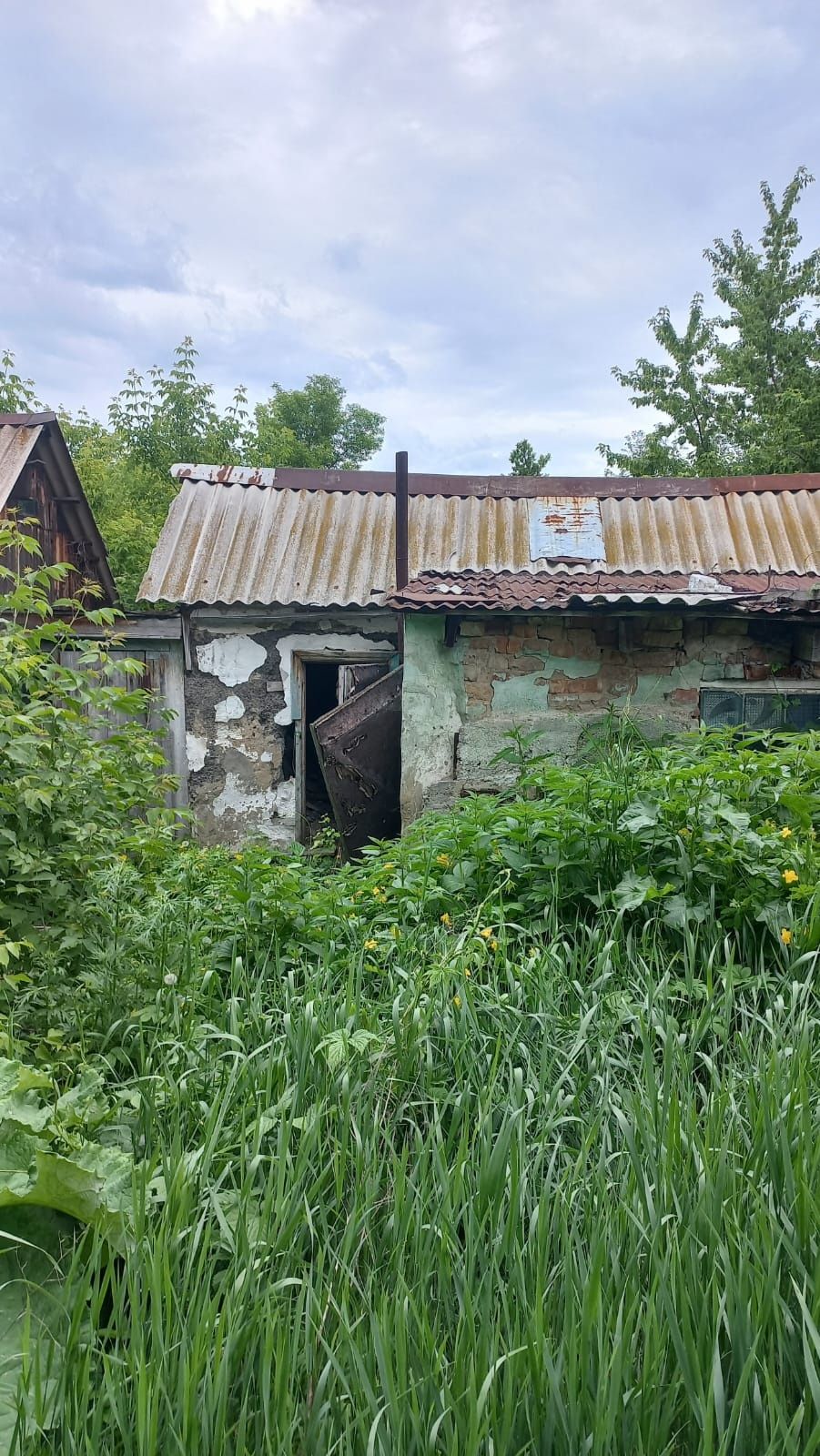 Продается дом, либо как земельный участок..  600 000тг