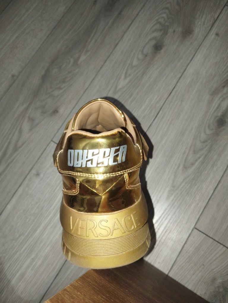 vând Versace odiseea