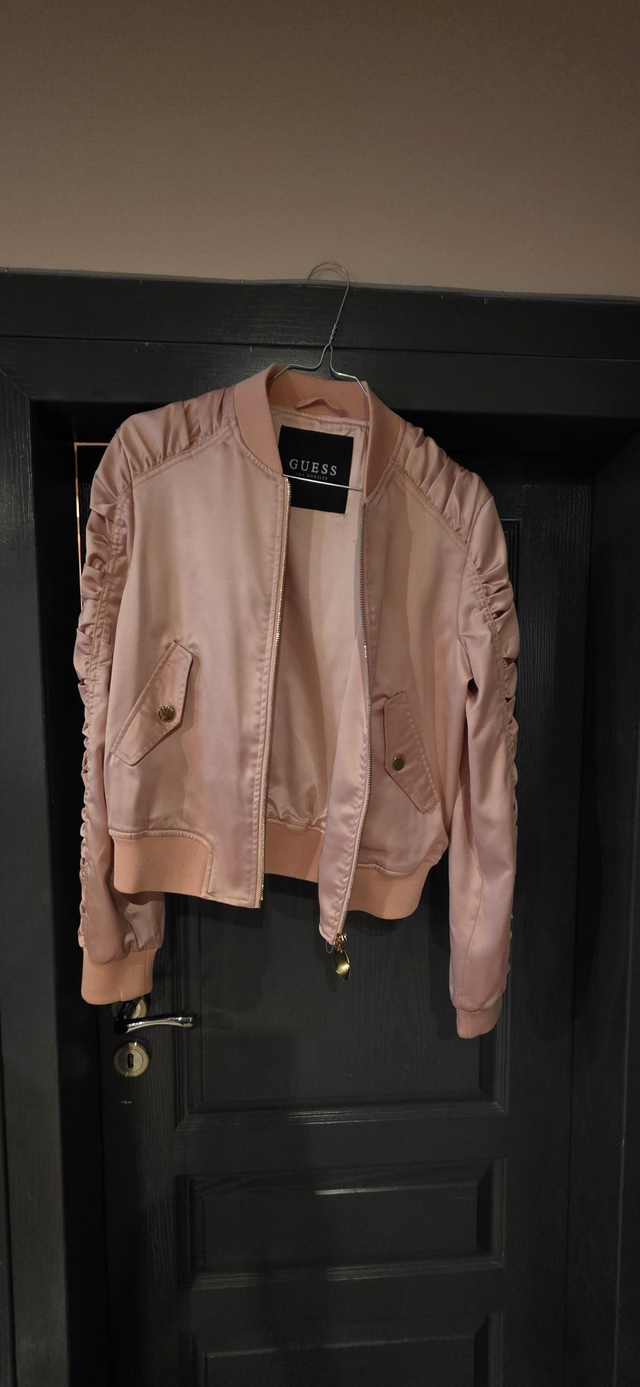 Яке-бомбър на марката Guess