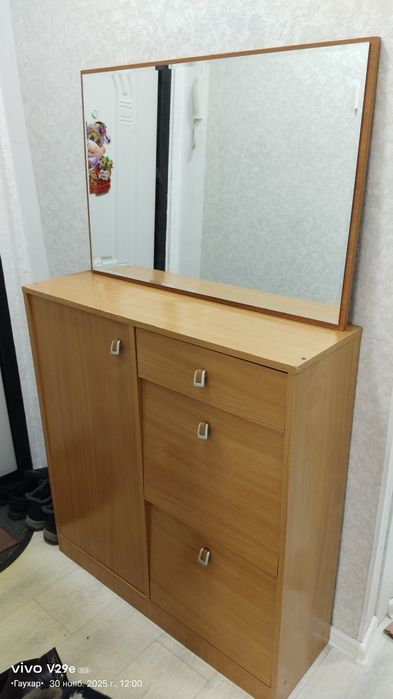 Продам обувницу с зеркалом