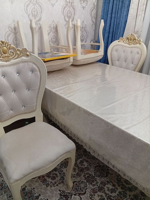 Стол со стульями