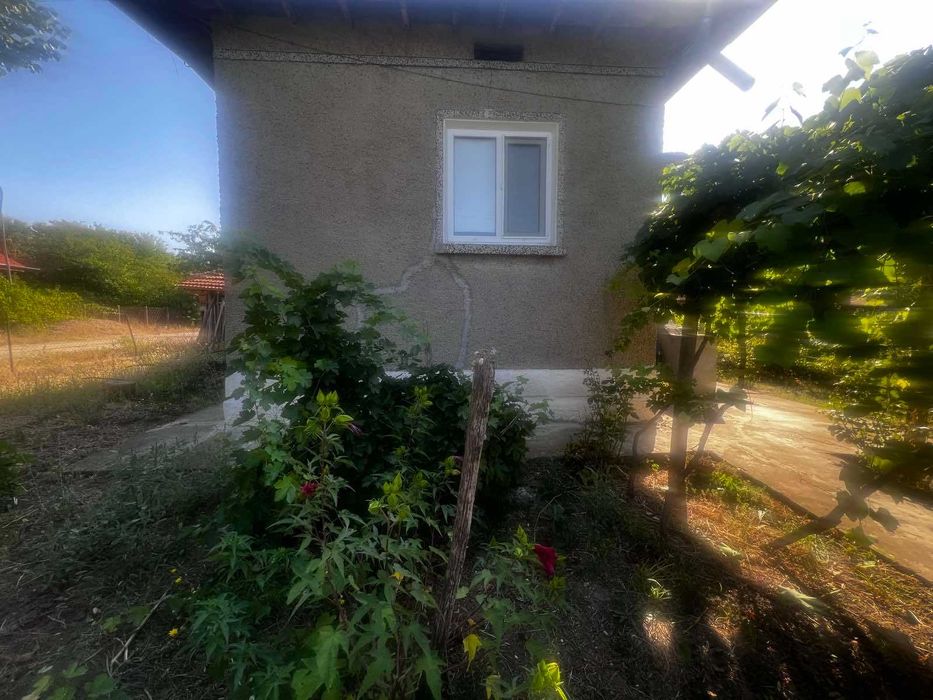 Продава се двуетажна, тухлена къща в село Белица, обл. Силистра.