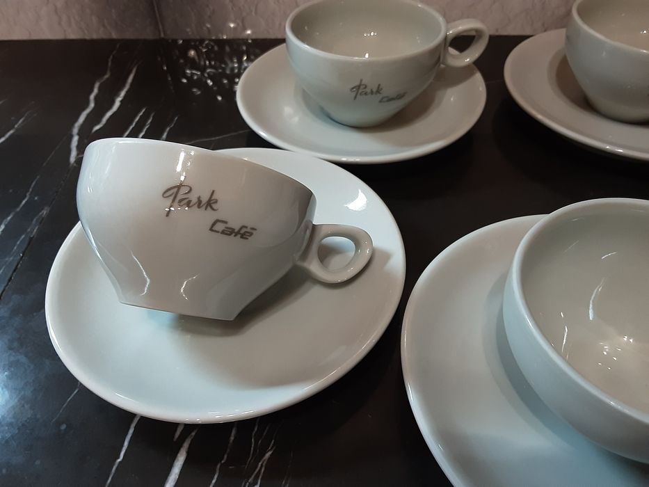 Различни чаши от порцелан и стъкло