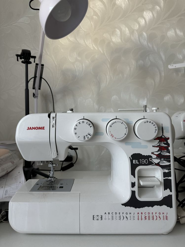 Продаю швейную машинку Janome
