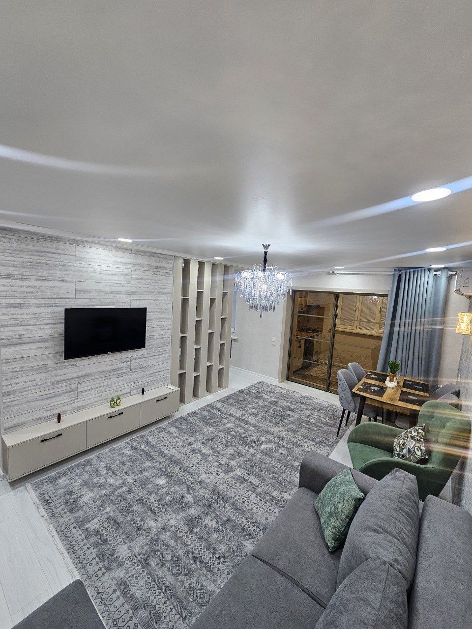 Продаётся Чиланзар 1 2в3 2этаж.