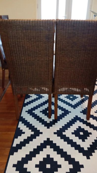 Scaune din ratan, piele și lemn masiv – set elegant și confortabil