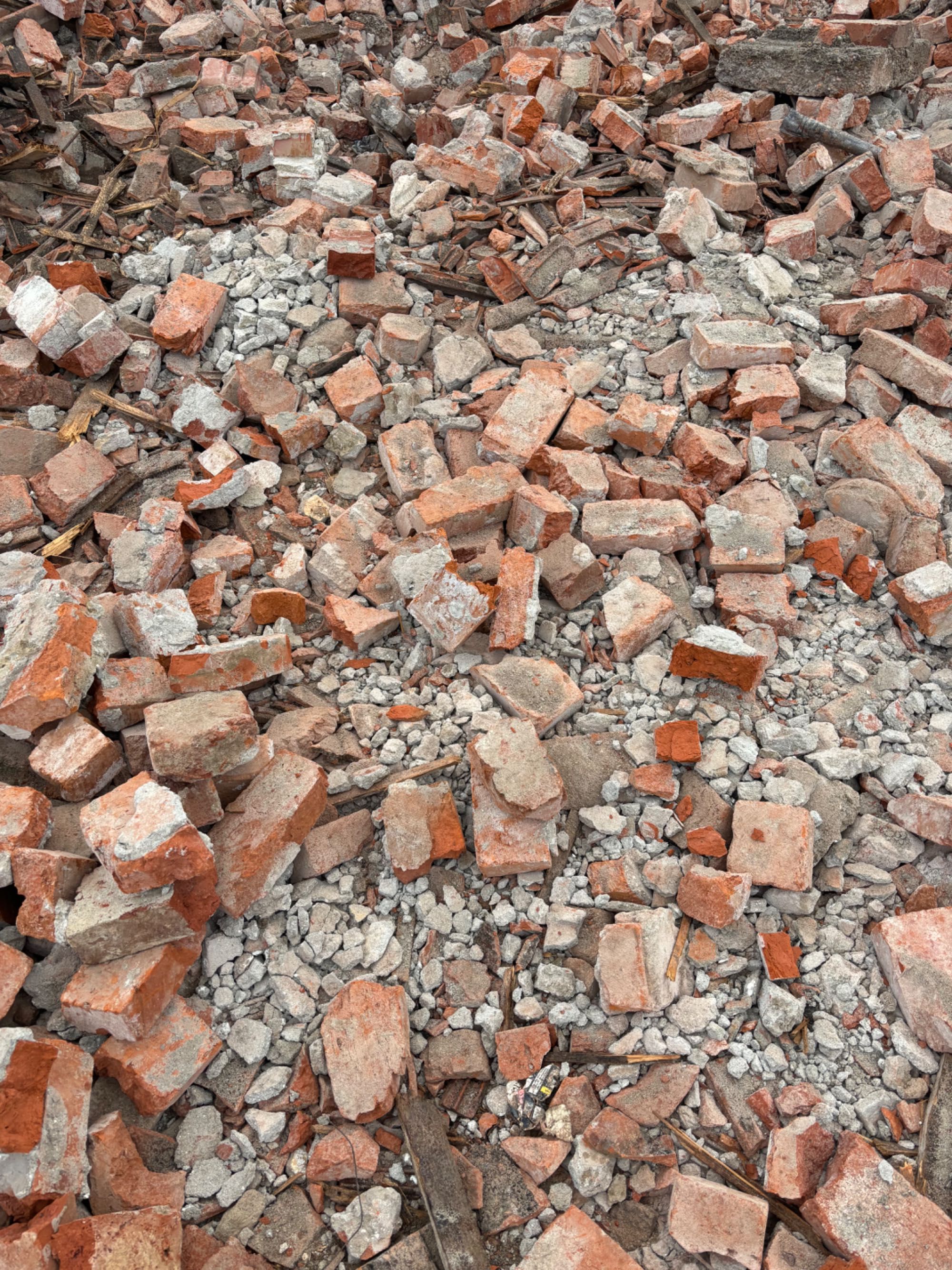 Moloz din demolări pentru drumuri/terasamente