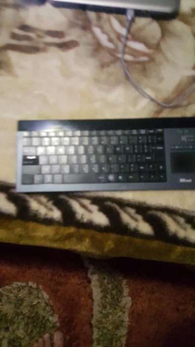 tastatura wirless trust cu incarcator si stik tv