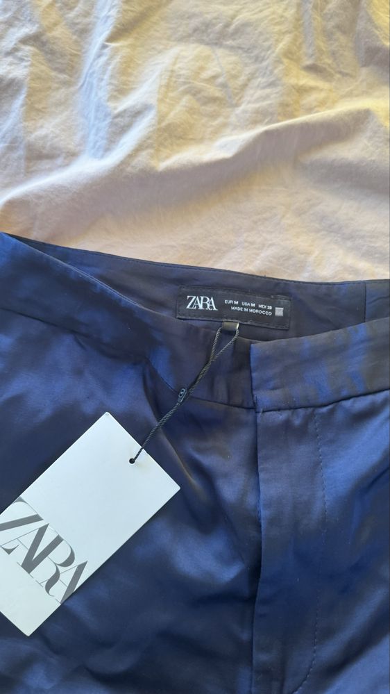 Чисто нов тъмносин сатенен панталон Zara размер М