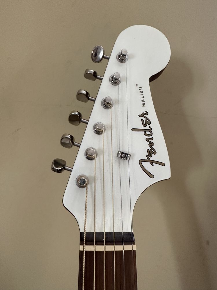 Гитара (Электроакустическая) Fender Malibu Player / белая с золотом