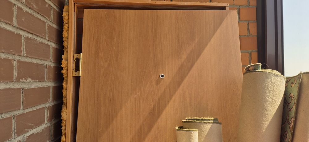 Продам входную дверь, кухонную раковину с краном