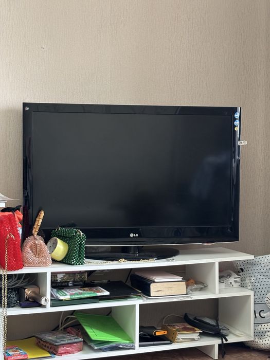 Телевизор LG в отличном состоянии.