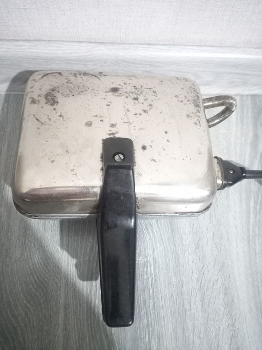 Вафельница продаётся