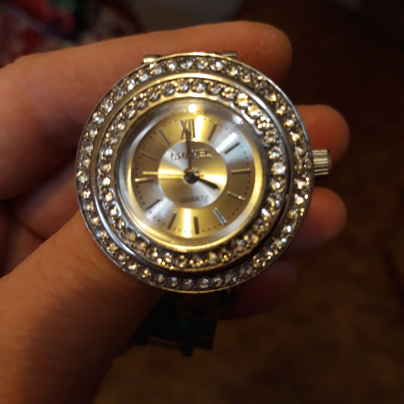 Продам женские кварцевые часы CHANEL