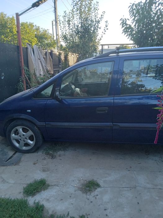 Vînd opel  zafira