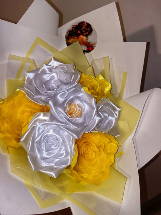 Realizez buchete de flori din satin și săpun, plus diferite ornamente.