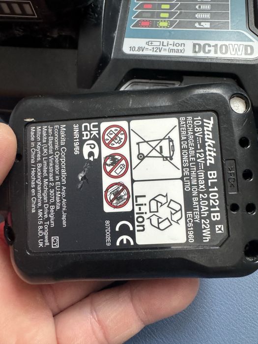 Set incarcator si 2 acumulatori makita BL1021B