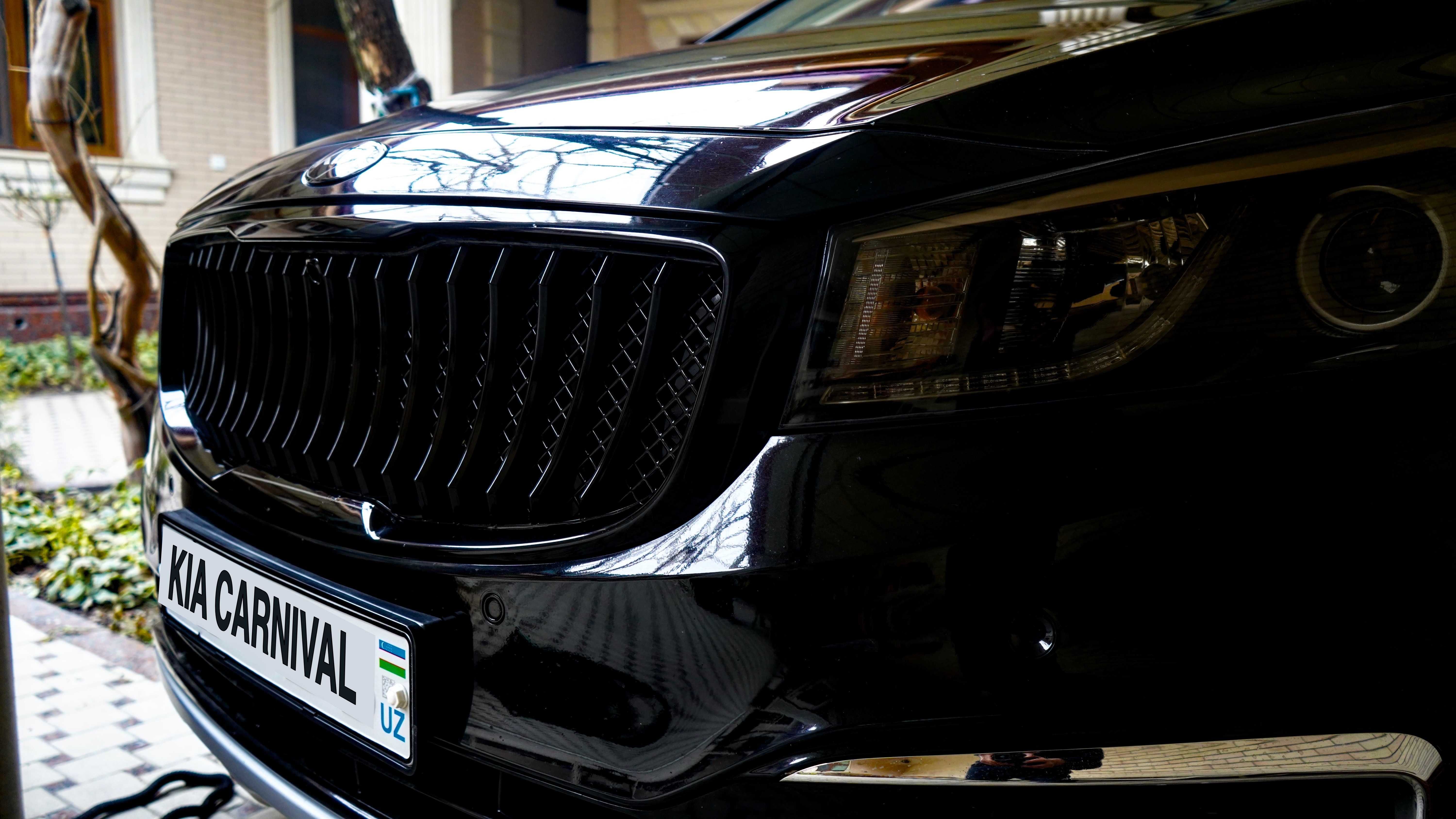 Kia Carnival 2015. Черный. есть навороты