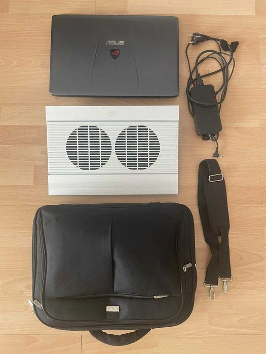 Vand laptop gaming ASUS, Intel I7, de 17" cu cooler si geanta