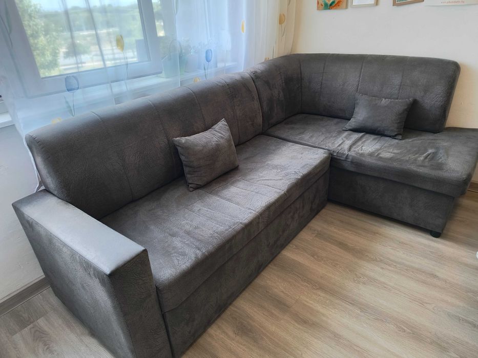 Продавам кухненски диван в отлично състояние.Разтяга се.