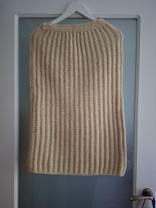 Fusta din lana tricotata manual