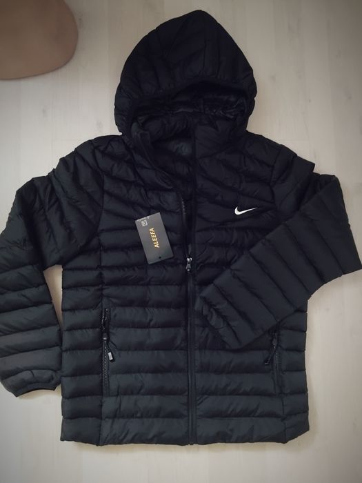 Vand geaca pentru bărbați Nike la doar 120 lei.