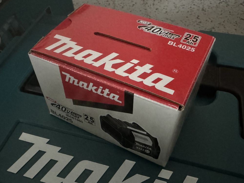 Vand acumulatori/ baterii noi  Makita XGT 40V 2.5Ah BL4025