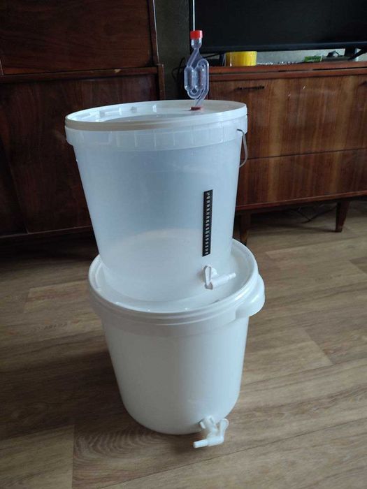 2 емкости из пищевого пластика для пивоварения