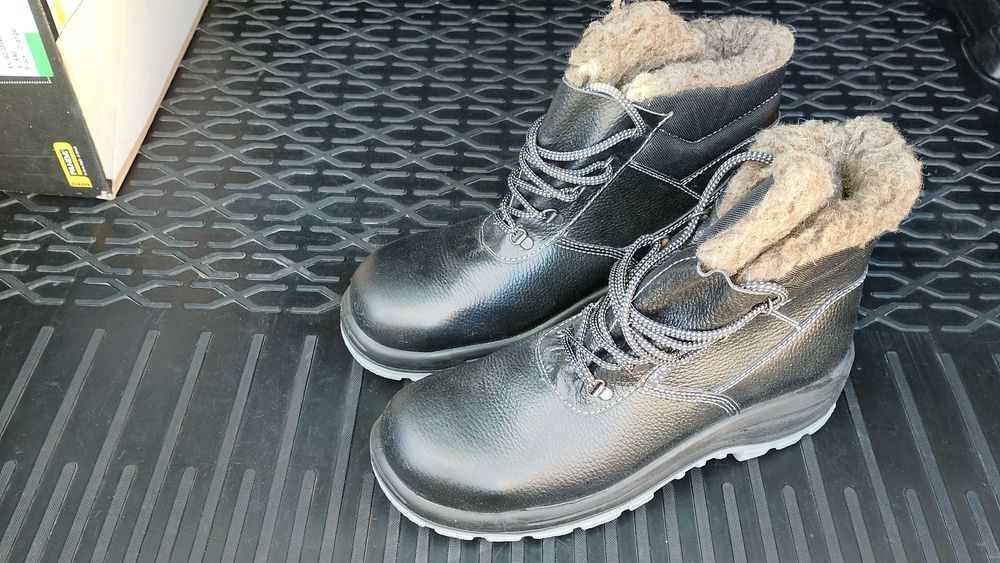 Продам новую рабочую обувь