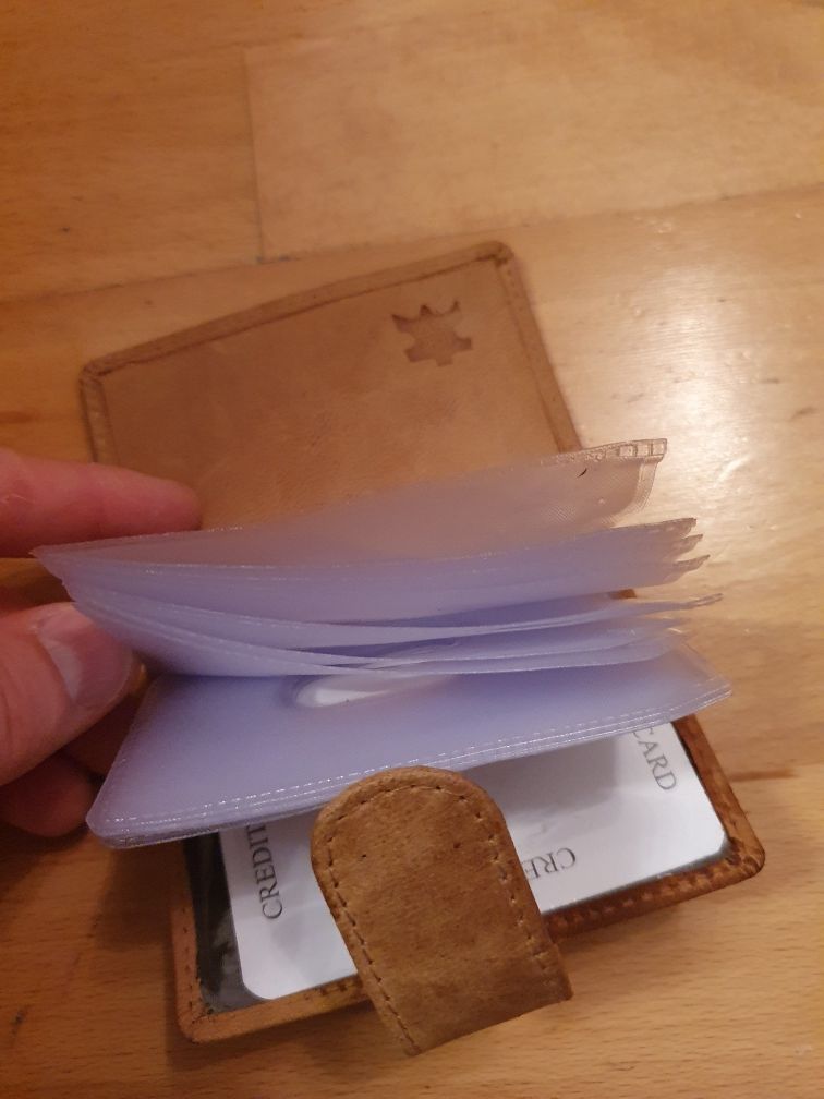 PortCard piele SHAZ cu loc pentru 16 carduri