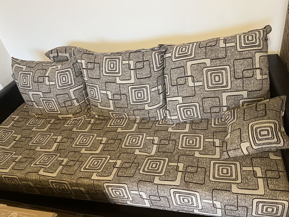 Vând 2 canapele extensibile