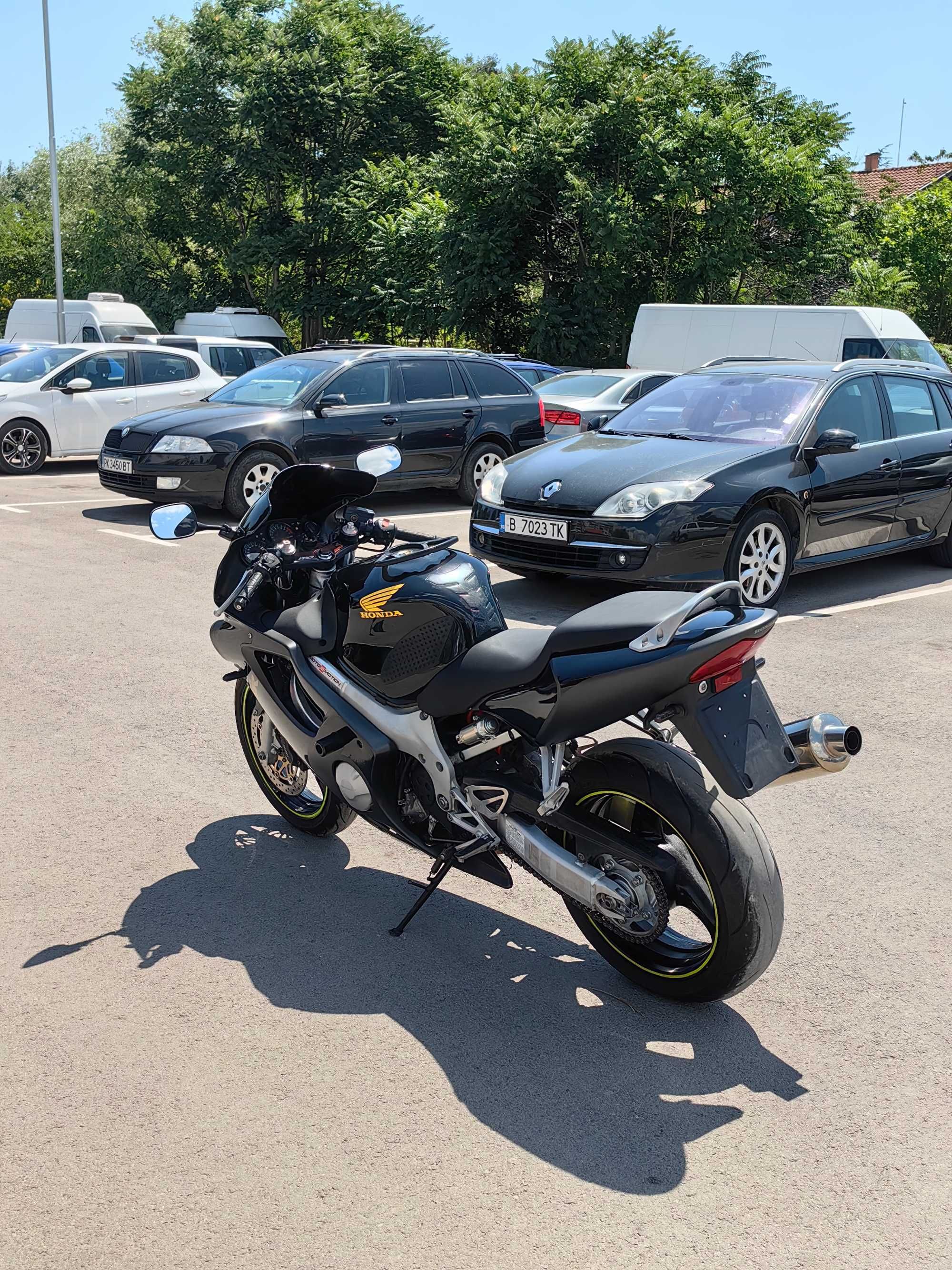 Honda CBR 600 много запазен и красив.
