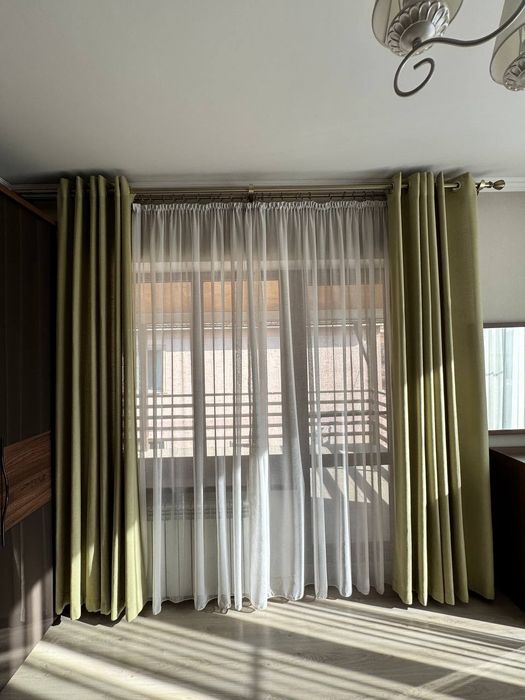 Шторы разных расцветок с гардином